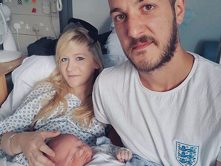 Chris Gard und Connie Yates mit ihrem Baby Charlie im Krankenhaus.