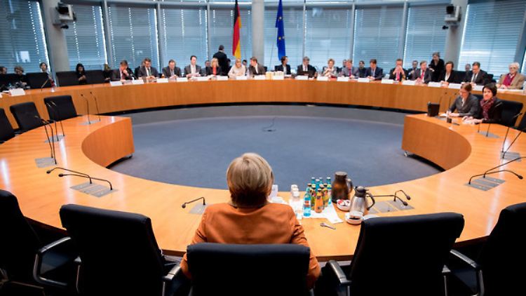 Neben weiteren hochrangigen Politikern sagte auch Kanzlerin Angela Merkel vor dem Untersuchungsausschuss aus. 