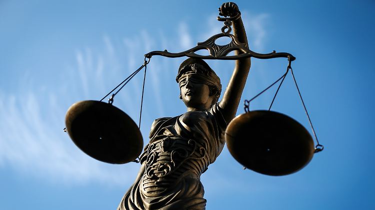 Razzien in Europa-Zentrale und Privathäusern.