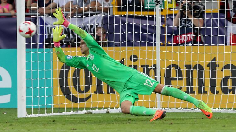 Julian Pollersbeck hält den entscheidenden Elfmeter - Deutschland steht im Finale.