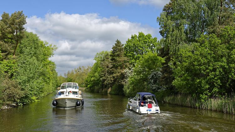 Hausboote im Mirower Kanal, Mecklenburgische Seenplatte.