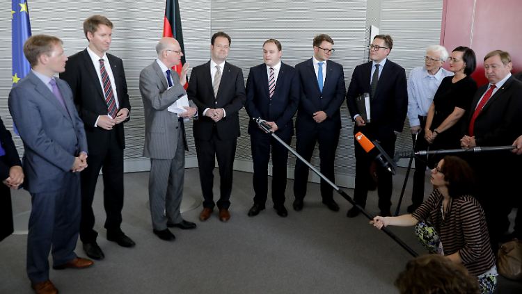 Hinter den Abgeordneten liegen dreieinhalb Jahre Arbeit.