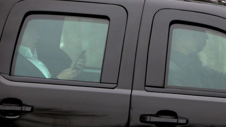 US-Präsident Trump und sein Smartphone: Er hält sich für einen begnadeten Twitterer.