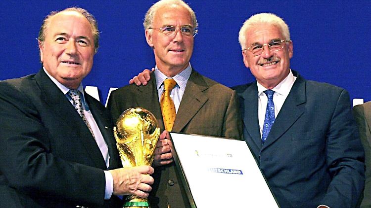 Trio Infernale: Sepp Blatter, Franz Beckenbauer und sein Berater Fedor Radmann.