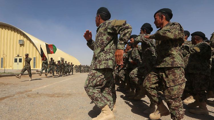 Seit dem offiziellen Ende der Nato-Kampfmission ist das Bündnis noch als Ausbilder für die afghanische Armee tätig. Die Afghanen übernahmen 2015 die Sicherheitsverantwortung im Land.