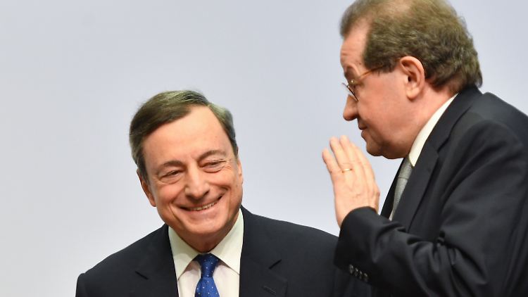 Was wollte EZB-Chef Mario Draghi (l.) den Märkten sagen? "Ich persönlich sehe in der Rede nichts", meint EZB-Vize Vitor Constancio (r.).