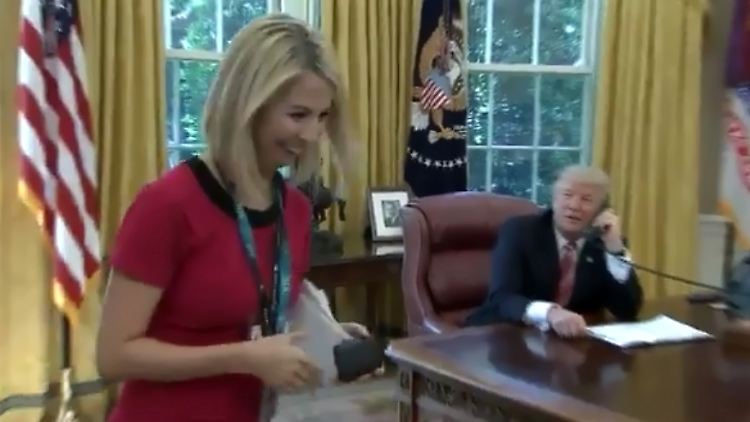 Unter den Reportern im Oval Office fiel Donald Trump offenbar Caitriona Perry besonders auf.