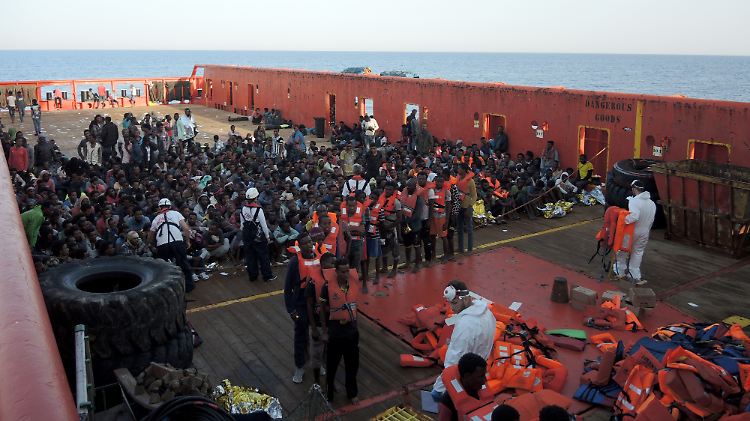 Italien droht damit, Schiffen mit Migranten an Bord die Einfahrt in italienische Häfen zu verbieten.