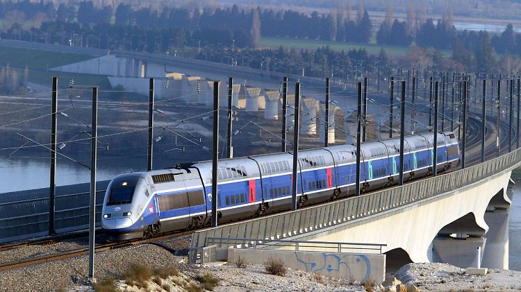 Der TGV hat 1981 den Betrieb aufgenommen. Bis zum Jahr 2003 transportierte der Zug über eine Milliarde Fahrgäste.