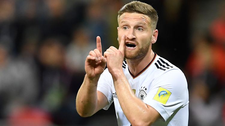 Er organisiert, er ordnet, er schiebt - so versteht Shkodran Mustafi seine Rolle als Führungsspieler.