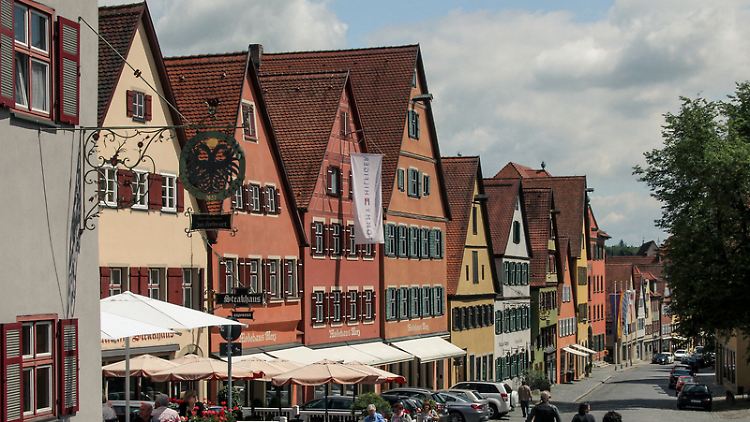 Als Kreuzung zweier wichtiger Handelsstraßen wurde Dinkelsbühl im Mittelalter reich. Schon 928 wurde der Ort das erste Mal erwähnt.