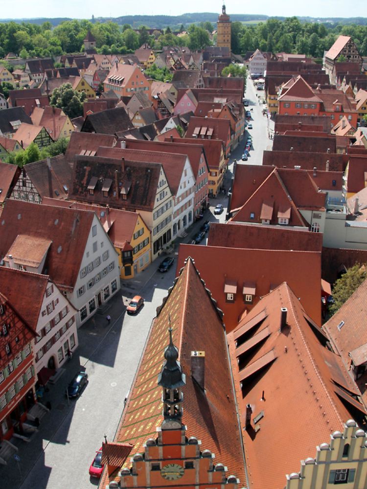 Vom Turm des Münsters St. Georg hat man eine gute Aussicht auf die dicht bebaute Stadt mit ihren bunten Häusern und schmalen Straßen.