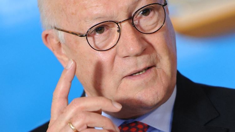 Hans-Peter Uhl und andere Parlamentarier wollen das "Ehe für alle"-Gesetz prüfen lassen.