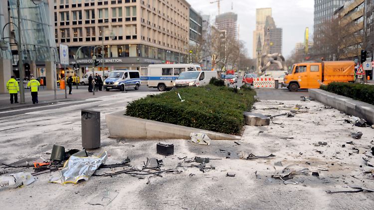 Nach einem schweren Unfall bei einem illegalen Autorennen in Berlin liegen Fahrzeugteile auf der Straße.