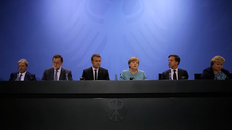 Italiens Paolo Gentiloni, Spaniens Mariano Rajoy, Frankreichs Emmanuel Macron, Angela Merkel, Hollands Mark Rutte und Norwegens Erna Solberg (v.l.n.r.) sind sich beim Klimaschutz einig.