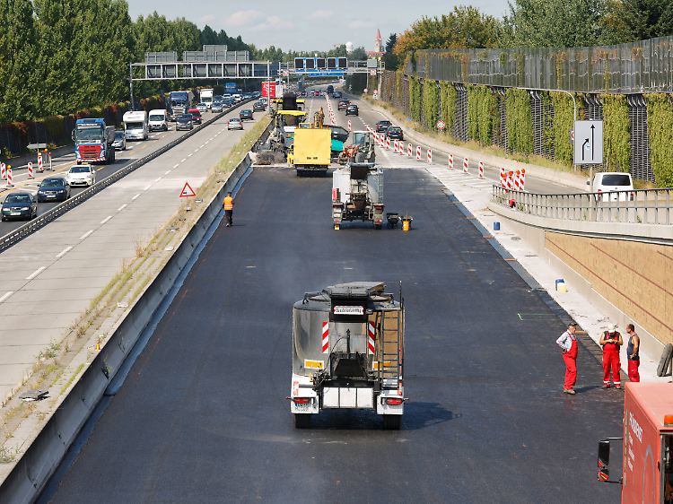 In Berlin weisen unter anderem Abschnitte auf der A113 besonders starke Schäden auf. Sie werden grundhaft erneuert - mit Asphalt.