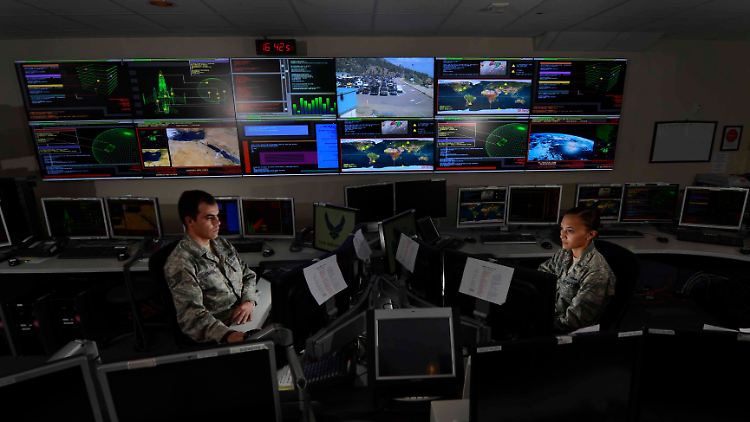 Radartechnik zur Kontrolle aus der Ferne: Elektronische Überwachungstechnologie gehört für US-Soldaten im "Global Strategic Warning and Space Surveillance System Center" zum Alltag.