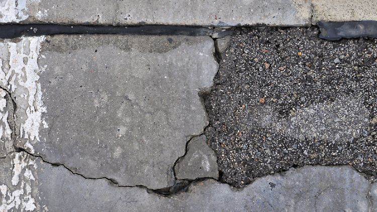 Betonkrebs macht sich nach einigen Jahren durch Risse und Löcher auf der Fahrbahn bemerkbar.