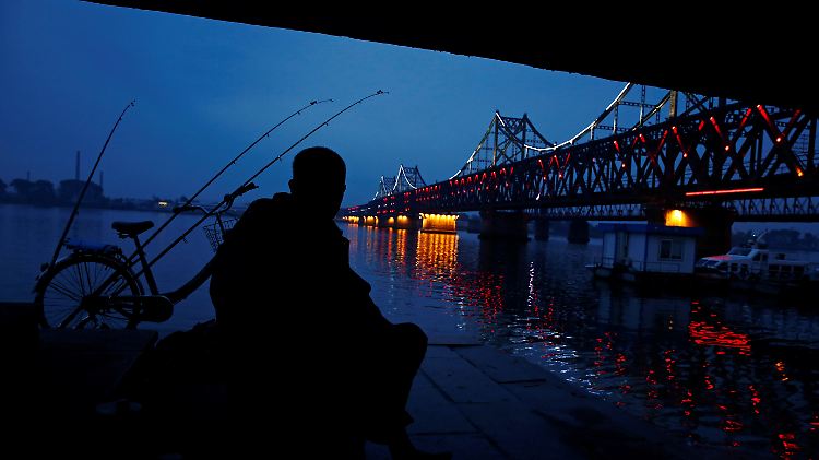 Ein Fischer blickt in der Stadt Dandong auf das nordkoreanische Ufer des Flusses Yalu. Die Bank hat in der Grenzstadt ihren Sitz.