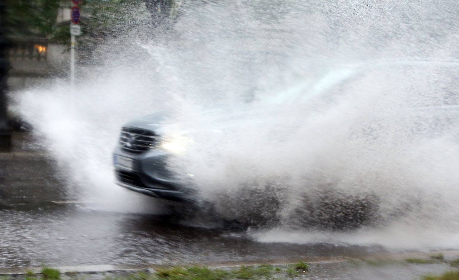 Hauptstadt unter Wasser: Stundenlanger Starkregen, vollgelaufene Keller und überschwemmte Straßen haben der Berliner Feuerwehr am gestrigen Donnerstag, ...