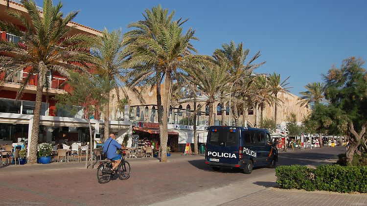 Die spanische Polizei hat ihre Präsenz verstärkt. Die Urlauber bekommen davon aber offenbar wenig mit.