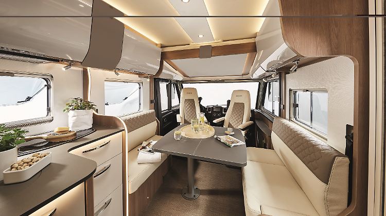 Der Buerstner Ixeo I736 mit zwei Sitzbänken.