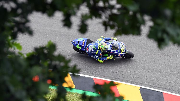 Valentino Rossi zieht auf dem Sachsenring seine Bahnen.