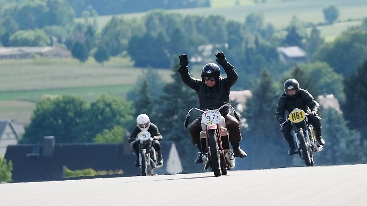 Mit historischen Motorrädern wird am Sachsenring an die Historie der Strecke erinnert.