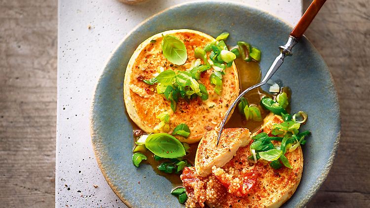 Arbeitszeit 15 Minuten, Kochzeit 20 Minuten: Gebackener Feta, Lauchzwiebeln und Quinoa-Tomaten-Marmelade.