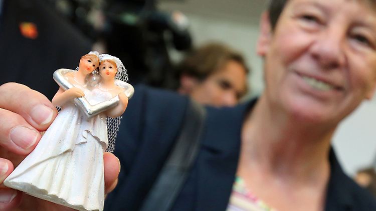 Bereits im Jahr 2010 hat sich Bundesumweltministerin Barbara Hendricks verpartnert. Jetzt will sie im Oktober heiraten.