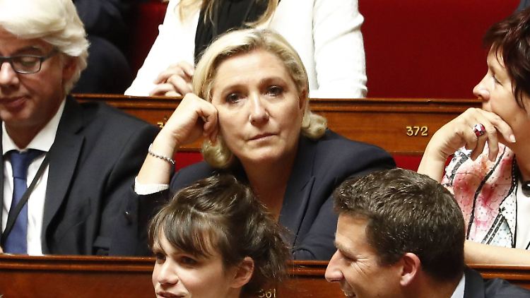 Der Vorwurf lautet: Le Pen soll Steuergelder an ihre Parteikollegen ausgezahlt haben.