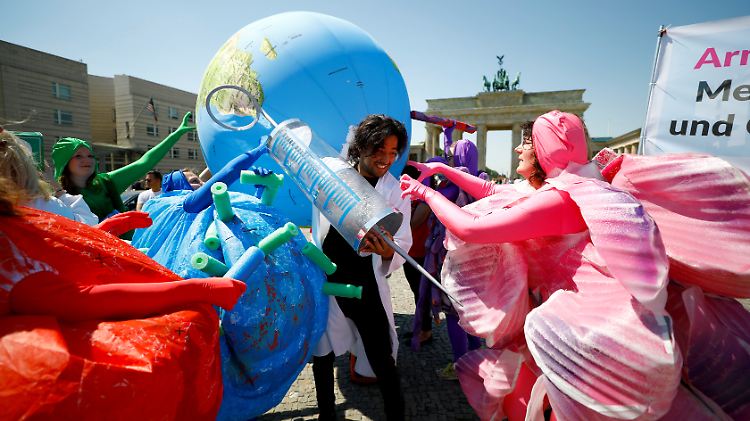 Bereits bei den Ministertreffen im Vorfeld demonstrierten viele G20-Gegner wie hier in Berlin.