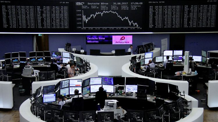 Am Tag nach dem Kursrutsch kommt neuer Abwärtsdruck auf: Der Dax geht mit einem klaren Tages- und Wochenminus ins zweite Halbjahr.