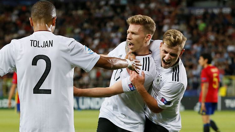Mitchell Weiser (Mitte) macht's mit Köpfchen.
