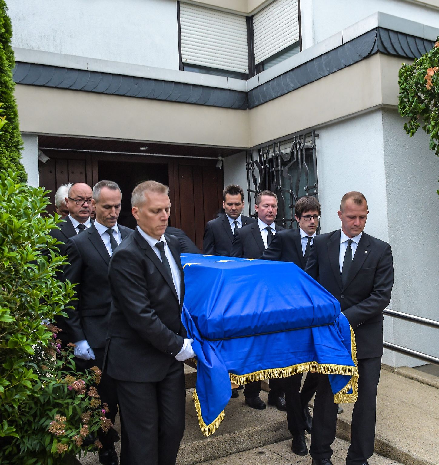 Einen ganzen Tag lang dauert die letzte Reise von Helmut Kohl. Gegen sieben Uhr wird sein Sarg in Ludwigshafen-Oggersheim abgeholt, ...