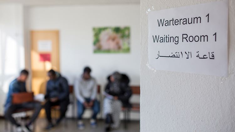 Die meisten Asylanträge stellen noch immer Menschen aus Syrien, dem Irak und Afghanistan.