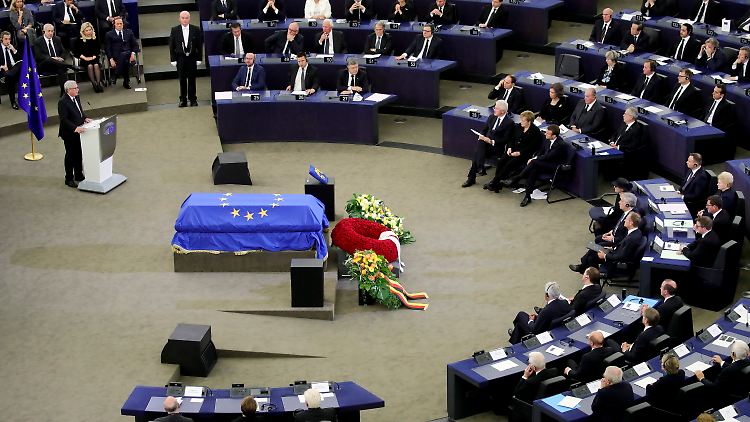 Juncker sprach als einer der drei Vertreter der EU - vor allem aber als Freund des Verstorbenen.