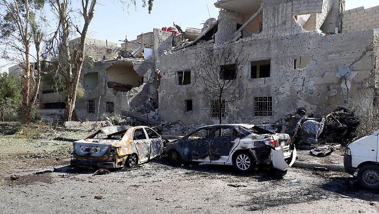 Die syrische Nachrichtenagentur Sana veröffentlichte Fotos von ausgebrannten Autos.