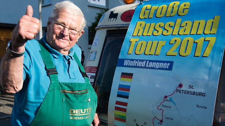 Daumen hoch - Trecker-Willi ist gut in St. Petersburg angekommen.