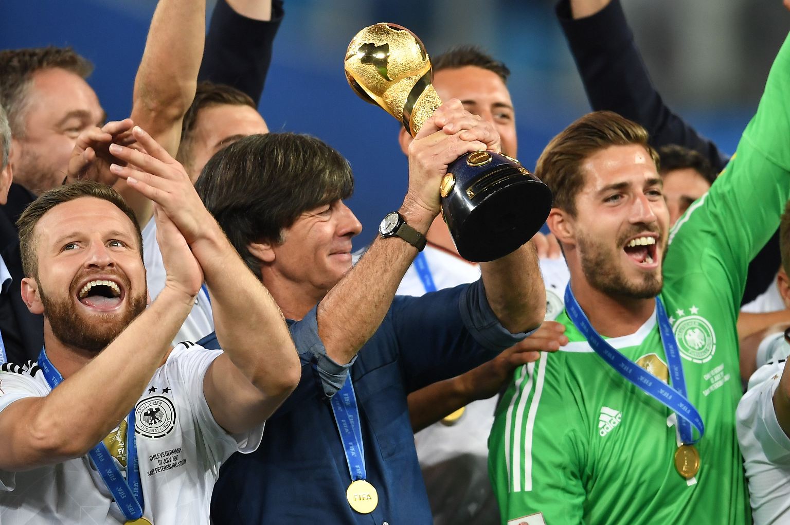 Erfolgstrainer Joachim Löw stemmte strahlend den goldenen Pokal in die Höhe.
