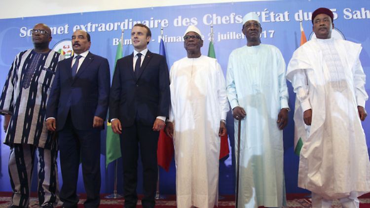 Frankreichs Präsident Macron (3.v.l.) war Gast bei dem Treffen der Regierungschefs aus Burkina Faso, Niger, Mali, Tschad und Mauretanien (v.l.n.r.)