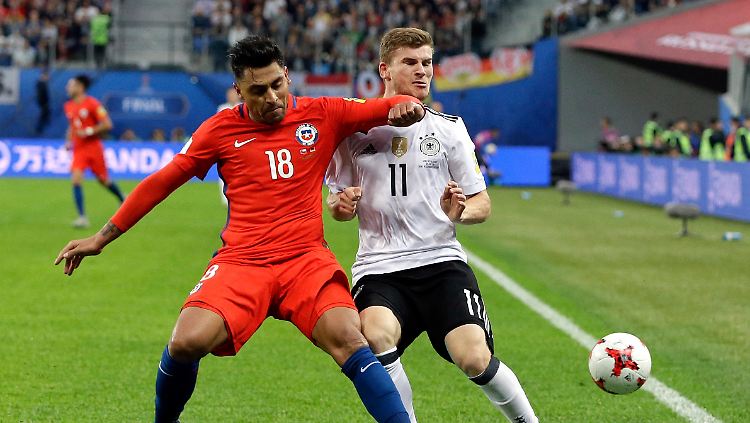 Eigentlich Rot - doch der Schiedsrichter entschied nach VIdeostudium auf Gelb für Chiles Jara nach dem Check gegen Werner. Nicht die erste strittige Entscheidung nach Einsatz des Videobeweis'.