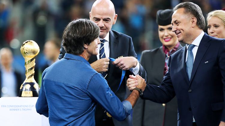 Gianni Infantino und Witali Mutko präsentieren die Fifa und Russland. Und herzen möglichst viele Sieger - für das Image.