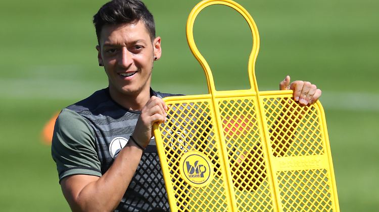 Mesut Özil wird Opfer einer Hacker-Attacke - mit peinlichen Folgen.