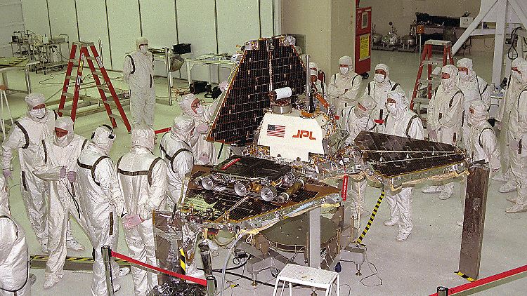 Hier noch in der Montagehalle: "Pathfinder" hatte den Rover "Sojourner" an Bord.