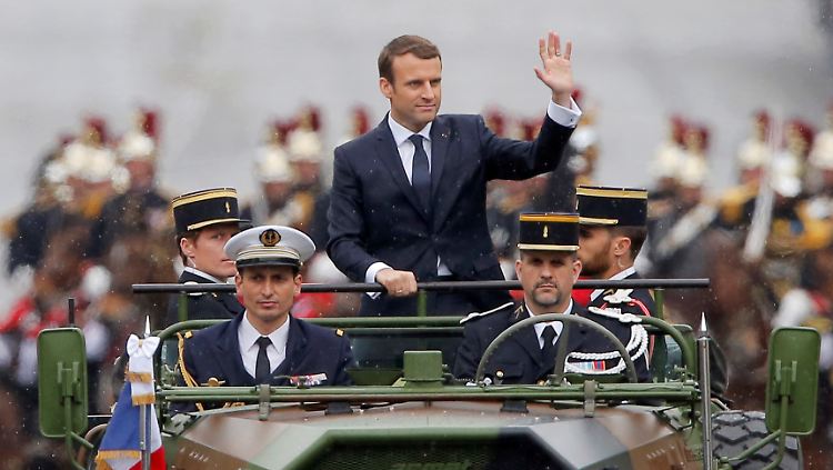 Emmanuel Macron bei einer Parade auf den Pariser Champs-Élysées.