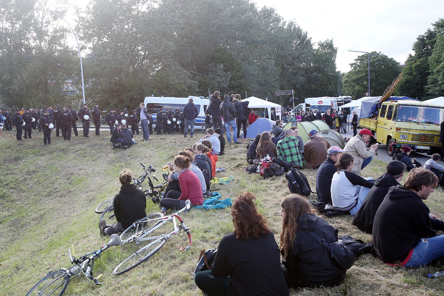 Das Protestcamp auf der Elbhalbinsel in Hamburg: Erst verboten - dann vom Bundesverfassungsgericht im Eilverfahren gerichtlich genehmigt - und nun, in einer nächtlichen Aktion, von der Polizei geräumt. 
