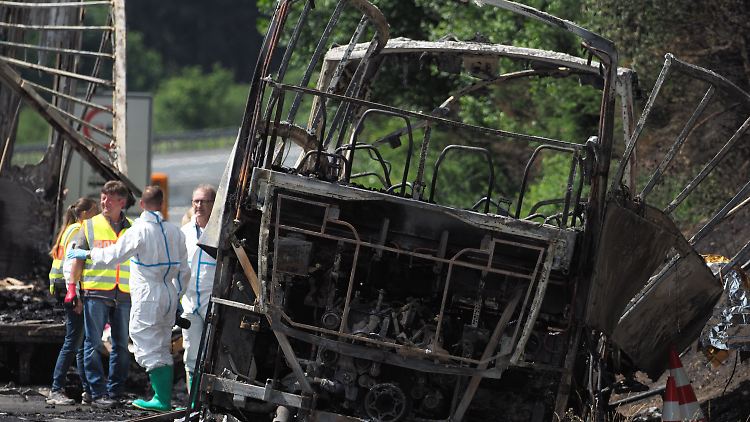 Nach ersten Erkenntnissen muss der Bus schräg auf den LKW getroffen sein und sofort Feuer gefangen haben.