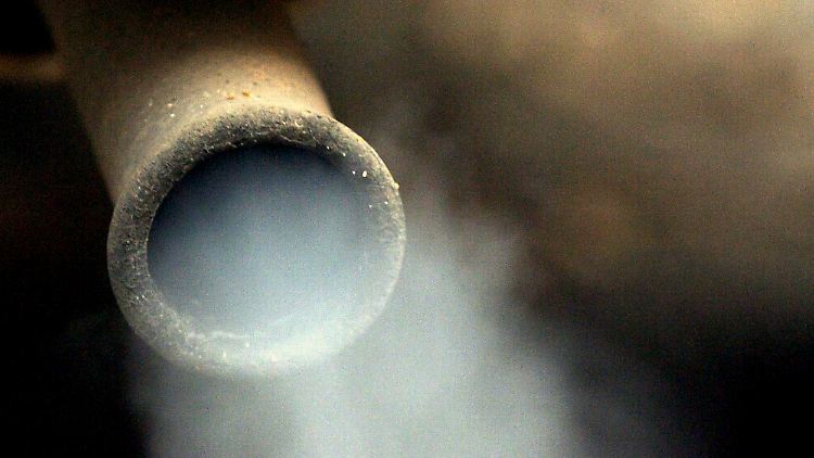 Für Luftschadstoffe gelten in Deutschland Grenzwerte. Sie sollen die Menschen schützen, etwa vor zu schmutzigen Autoabgasen. Doch sind die Stoffe überhaupt so gefährlich? Einige Spezialisten haben Zweifel - ihr Fachverband hat bisher allerdings eine klare Position.