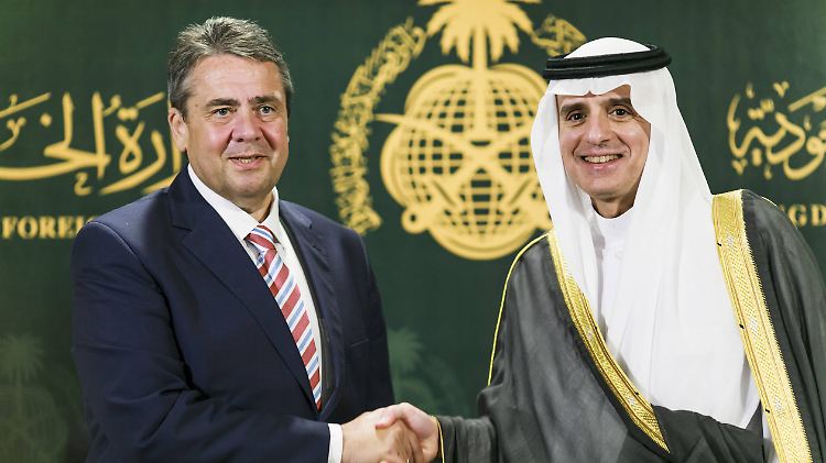 Sigmar Gabriel und sein saudischer Amtskollege demonstrieren nach ihrem Gespräch Einigkeit.
